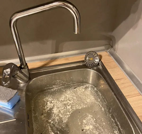 Lavello della cucina otturato con acqua ferma