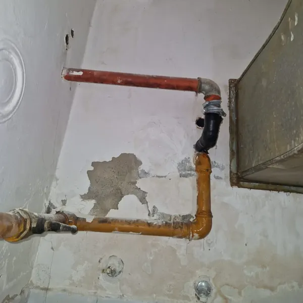 Tubazione con raccordo sostituito dopo una perdita