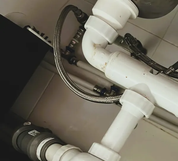 Sifone del lavandino del bagno con flessibili e rubinetti di arresto