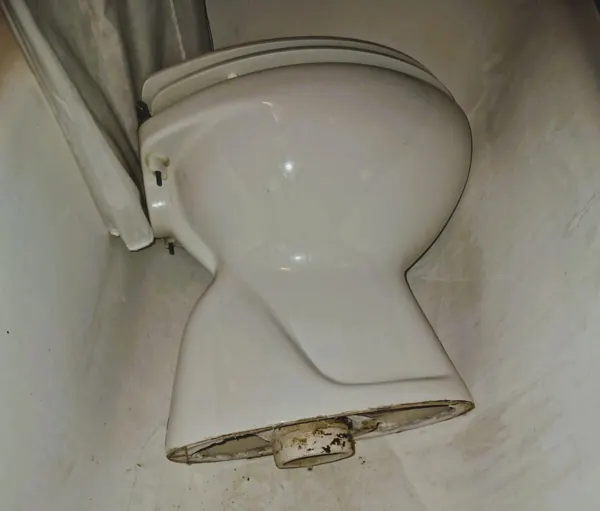 WC smontato con raccordo di scarico da liberare